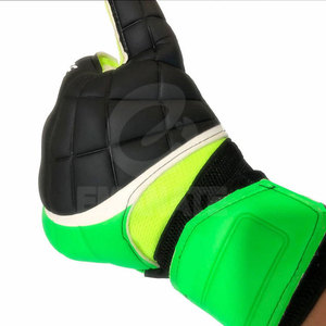 Gants de gardien de but en cuir en gros pour l'entraînement au football avec sangle de poignet réglable et fermeture à boucle et crochet personnalisable - Product Image 4