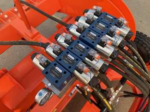 Sistema de Nivelación Satelital GNSS RTK con Motor para Maquinaria Agrícola, Niveladora de Terrenos y Autoniveladora con Precisión de 2.5 cm y Piloto Automático - Product Image 4