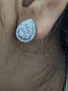 Boucles d'oreilles clous en or blanc 14 carats massif, serties de 2 diamants de laboratoire brillants, style vintage, certifiées IGI, Nouvel An - Product Image 6