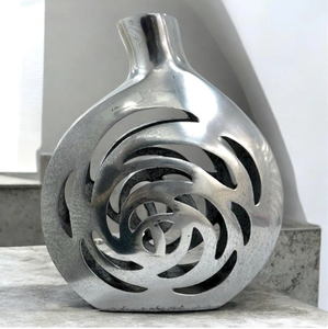 Florero de Metal de Aluminio Plateado Antiguo de Diseño Moderno con Acabado Personalizado y Base para Decoración del Hogar - Product Image 1