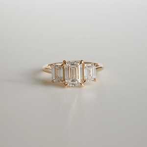 Anillo de compromiso de tres piedras de diamante de moissanita de corte esmeralda de 2,05 quilates hecho a mano para mujer en oro blanco, amarillo o rosa - Product Image 1