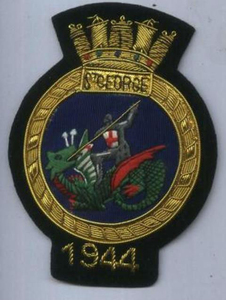 Insignia de corona bordada a mano con hilo metálico en forma de corona sobre fondo verde, la más vendida para gorras y accesorios de uniforme. - Product Image 4