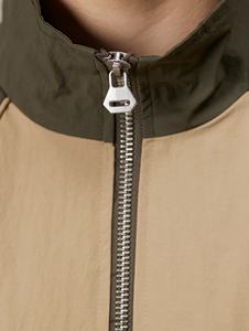 Chaqueta cortavientos de hombre de alta calidad con colores en contraste, estilo patchwork transpirable, impermeable y con cremallera completa. - Product Image 5