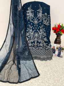 Costume pakistanais de créateur en fausse georgette lourde avec séquence de broderie pour mariage et fête - Product Image 2