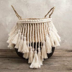 Panier en corde macramé décoratif pour le rangement dans le salon, en utilisant de la corde en coton écologique et une décoration intérieure moderne - Product Image 3