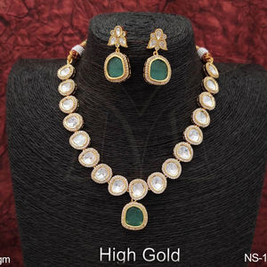 Bijoux de style fantaisie Kundan plaqués or de marque Ensemble de colliers courts Kundan pour la fête - Product Image 1