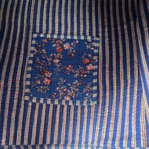 Sac fourre-tout à bandoulière matelassé en coton 100% bleu floral, fait à la main, tendance, pour les voyages et les courses - Product Image 3