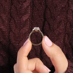 แหวนหมั้นเพชรโมอิสทรงกลมสีมรกต1.31 CT พร้อมรัศมีวงมงกุฎเปียก0.51 CT - Product Image 5