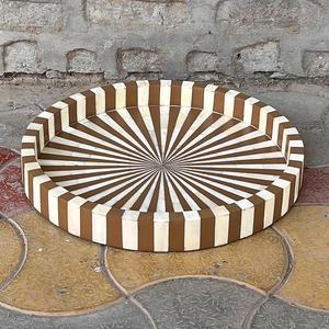 Bandeja de incrustaciones de hueso de calidad superior | Bandeja redonda con diseño inspirado en Ashoka Chakra para decoración de regalos de herencia y servicio de declaración - Product Image 1