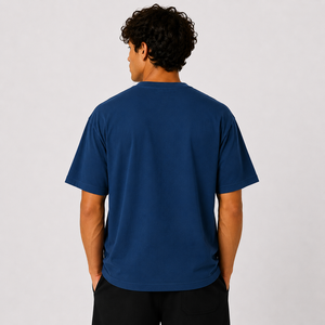 Elegante y sencilla, esta camiseta de ajuste clásico para hombre utiliza Algodón puro y diseño italiano para la transpirabilidad y la facilidad diaria azul oscuro - Product Image 3