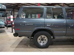 FOURNISSEUR GLOBAL DE VOITURES CLASSIQUES RÉTROTOUCHÉES Land Cruiser FJ62 1989 d'occasion en bon état pour USAGE GÉNÉRAL - Product Image 4