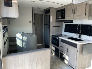 Autocaravana Usada Keystones RVs Springdale 260TBWE 2021, Remolque de Viaje Moderno de Aluminio Ligero de 28 pies con Capacidad para 9 Personas, Envío Inmediato - Product Image 3