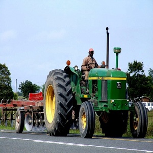 Achetez un tracteur John Deere 3140 avec livraison rapide, pièces de qualité supérieure et performances puissantes, parfait pour une utilisation quotidienne dans les fermes - Product Image 5