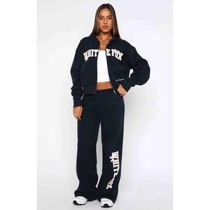 ชุดเซ็ตเสื้อผ้าผู้หญิงสำหรับฤดูหนาว แบบยาว 2 ชิ้น ผ้าเนื้อหนา ปักลาย สีกรมท่า สามารถปรับแต่งได้ - Product Image 1