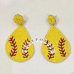 Boucles d'oreilles perlées de baseball et de softball artisanales pour les amateurs de sport Bijoux de sport personnalisables - Product Image 1
