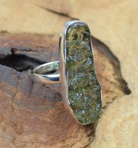 Anillo de moldavita verde creado en laboratorio en plata de ley 925 para amantes de la joyería elegante y hecha a mano - Product Image 5