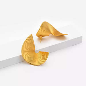 Orecchini Pendenti Scultorei in Oro Stile Ventaglio, Accessorio di Moda - Product Image 3