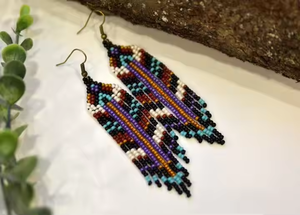 Pendientes de borlas bordados a mano con cuentas de la India, pendientes multicolor hechos a mano para mujeres y niñas por MD Handicrafts. - Product Image 5