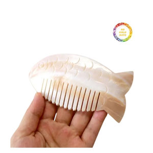 Peine de pelo de concha natural con dientes lisos antiestáticos para uso en Spa Kit de viaje Caja de regalo y cuidado personal - Product Image 1