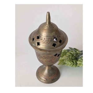 Brûleur d'encens en métal au design antique traditionnel parfait pour créer une atmosphère apaisante spirituelle et aromatique à la maison - Product Image 2