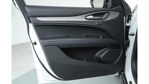 Alfa Romeo Stelvio Sprint 2025 d'occasion en excellent état, transmission intégrale, moteur turbo, boîte automatique, pneus R18, intérieur cuir, régulateur de vitesse adaptatif, jantes en alliage d'aluminium, électrique - Product Image 6