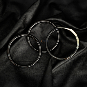 Brazalete de cuerno de búfalo Delgado Premium superventas, acabado lacado en negro, hecho a mano en Vietnam - Product Image 4
