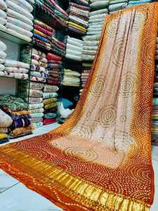 Soie indienne Gajji Dupatta de la collection Ssumaira avec travail Mukesh en or lourd - Product Image 2