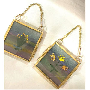 Cadre photo miniature en verre de qualité exceptionnelle, forme carrée, finition dorée, chaîne suspendue, fleur pressée, décoration murale - Product Image 6