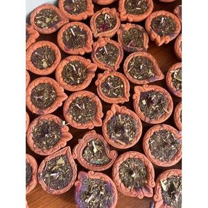 Vela Diya de Cera de Abeja Herbal Hecha a Mano con Energía Positiva - Product Image 4