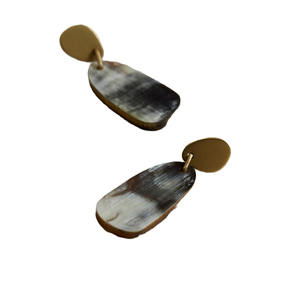 Boucles d'oreilles élégantes et légères en corne de vache de buffle pour femmes, bijoux chrétiens faits à la main, cadeau d'anniversaire parfait en forme de papillon - Product Image 5