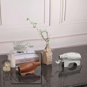 Vase blanc rond à double poignée latérale pour un décor élégant avec un long affichage d'événement parfait pour les mariages et le style de la maison - Product Image 6