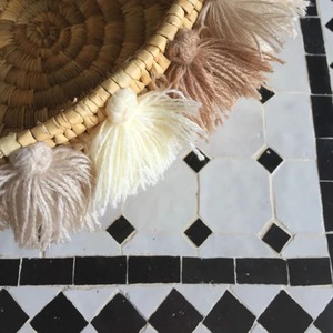Panier tissé au design mignon avec pompon pour la décoration de la maison, rangement de la chambre d'enfant, maquillage, jouets, collations et présentation de style bohème, provenance d'Inde - Product Image 4