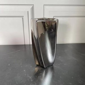 แจกันดอกไม้อลูมิเนียมความจุขนาดใหญ่ที่มีรูปแบบที่ทันสมัยสำหรับพื้นที่รับโรงแรมและการตกแต่งภายในที่หรูหรา - Product Image 1