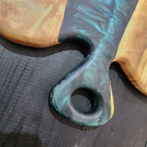 Tabla de Cortar de Madera de Bambú con Resina Epoxi, Diseño de Fuego Azul y Olas Púrpuras, Tabla de Quesos y Charcutería - Product Image 5