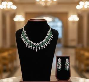 Exclusivo Juego de Collar y Aretes de Joyería Real con Diseño Tradicional del Sur de la India para Mujeres, Uso en Bodas y Eventos - Product Image 1