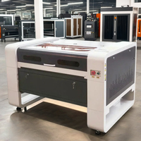 Machine de découpe laser CO2 à glissière interne / Machine de gravure laser CNC pour acrylique, cristal, PVC, cuir, caoutchouc, bois