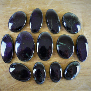 อัญมณีสีม่วงธรรมชาติสําหรับทําเครื่องประดับแฮนด์เมดสีม่วง Purpurite Cabochon ขายส่งเครื่องประดับแท้อัญมณีจํานวนมาก - Product Image 1