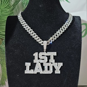 Elegante collar con placa de identificación personalizada con colgante helado y cadena cubana regalo de joyería personalizado para su cumpleaños o evento de Graduación - Product Image 3