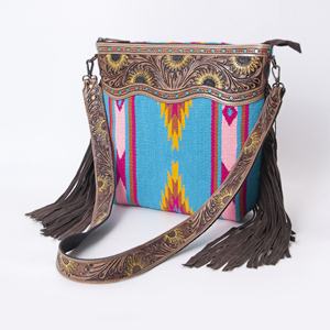 Bolso de Mano Estilo Western con Correa de Cuero Repujado a Mano y Diseño de Manta de Lana - Product Image 2