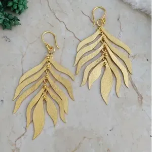 SOUMYA CREATIONS Boucles d'oreilles pendantes tendance en laiton plaqué or faites à la main pour femmes, avec motif floral du Rajasthan, pour les occasions de fête - Product Image 4