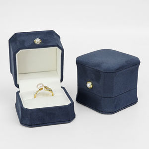 Caja de anillo de gamuza pequeña de protección de joyería personal de 55x55x50mm - Product Image 3