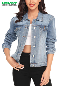 Veste en jean bleu clair avec boutons métalliques, poches poitrine, manches retroussées et détails de couture pour un style décontracté et streetwear, idéale pour le superposition. - Product Image 6