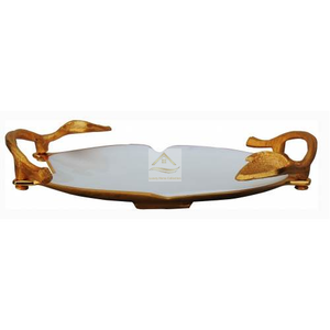 Plateau de service artisanal en acier inoxydable avec design martelé et poignée en feuille de couleur or fournitures de cuisine de table - Product Image 2