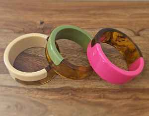 Brazaletes de resina facetada etérea - Product Image 6