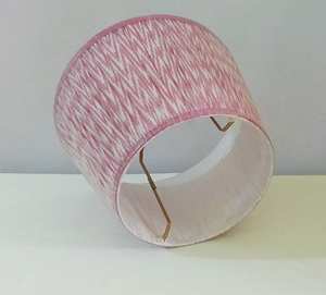 Abat-jour de lampe de table en tissu de coton et de lin doux, moderne, fait à la main, élégant, imprimé en blocs Ikat, pour la décoration de la chambre à coucher et du salon - Product Image 1