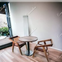 Ensemble de table ronde et 2 chaises en bois massif avec assise en cuir PU, écologique, pour hôtel et restaurant