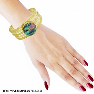 กำไลข้อมือทำมือประดับมุกและทองเหลือง ลายมุกเปล่งประกาย โทนสีทอง สไตล์โบฮีเมียน ของขวัญสุดพิเศษสำหรับเธอ - Product Image 6