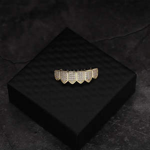 เครื่องประดับฟันแบบกริลล์ซ ฮิปฮอป ชุบโรเดียม เงินสเตอร์ลิงคุณภาพพรีเมียม ประดับเพชรโมอิสซาไนต์ สำหรับผู้ชาย โดย Luxira Jewels - Product Image 4