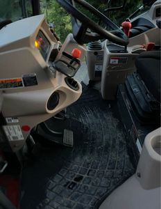 Tracteur agricole compact 4x4 de 233 CV à transmission par engrenages, haute productivité, avec moteur et boîte de vitesses - Product Image 4