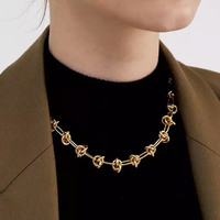 Vente en gros Collier ras du cou classique géométrique en acier inoxydable plaqué or 18 carats avec chaîne torsadée en zircon imitation perle